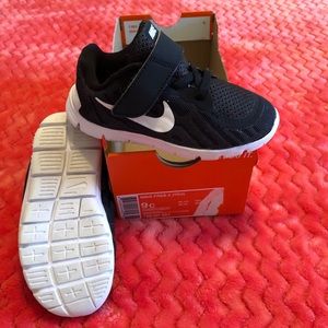 Nike black and white size 9c shoes